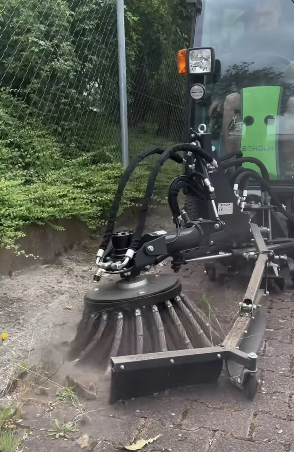 Mechanische Wildkrautentfernung mit rotierender Bürste auf Pflasterfläche