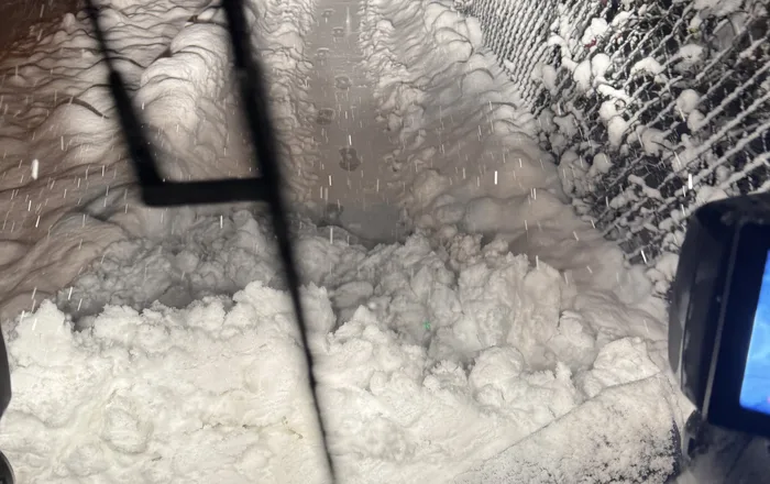 Winterdienst-Einsatz von ZennWerk bei Schneefall in der Nacht